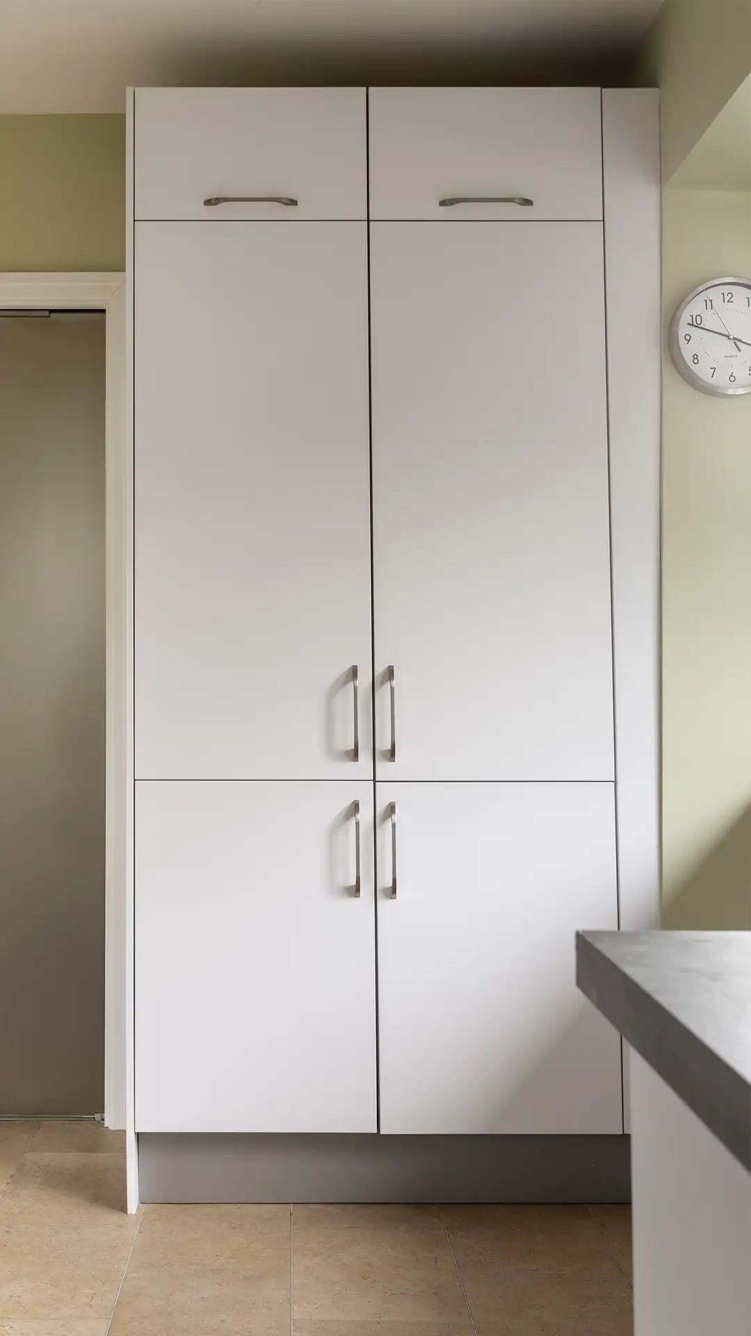 Hacker kitchen in White